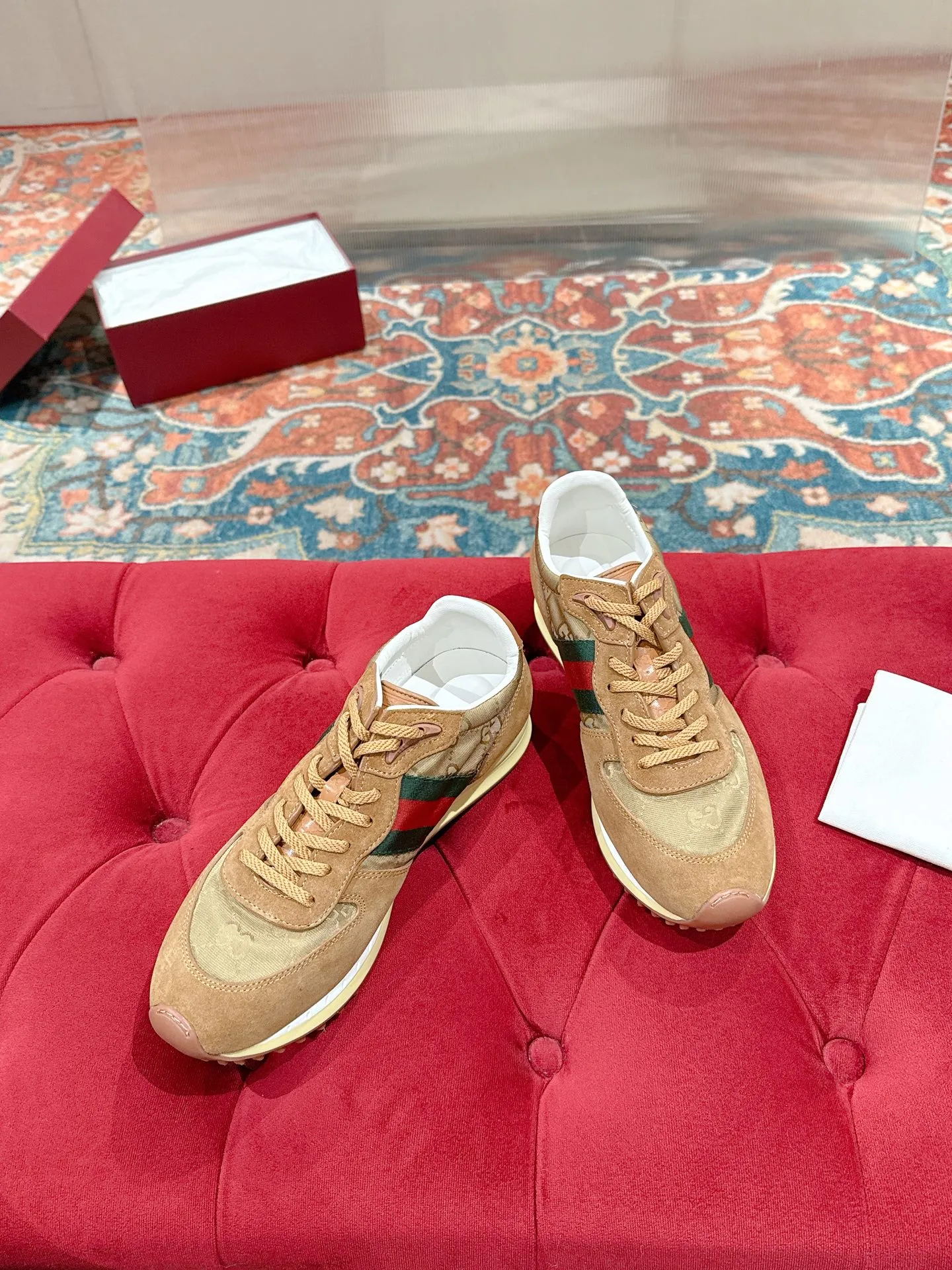 p700🐮🐮 GUCCI 2025 latest spring and summer catwalk style sports shoes Forrest Gump shoes 25 super popular show items with high appearance rate and many celebrities and Internet celebrities. The classic shoe design uses innovative stitching technology to create a water-like flowing texture. Super comfortable on the feet. Leather splicing and breathable logo fabric with classic green and red webbing embellishment. All show the brand tone (buttons are removable) original molded combination outsole ▪️Size: Male 39-44 (Male 45, customized, non-returnable)